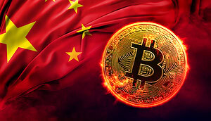 Das Bild zeigt die chinesische Flagge neben einer Bitcoin-Münze