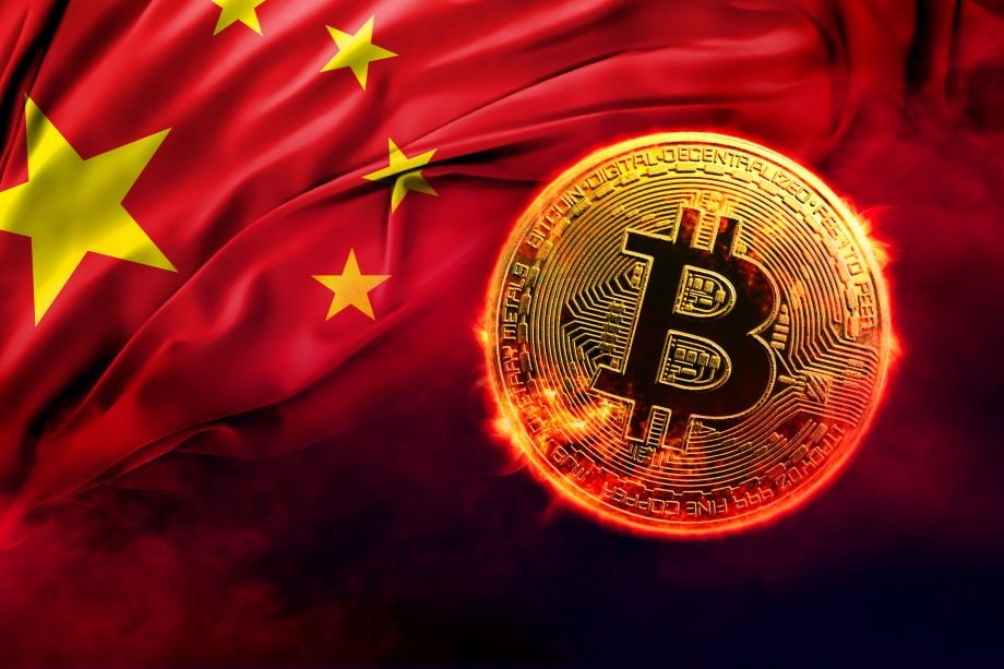 Das Bild zeigt die chinesische Flagge neben einer Bitcoin-Münze