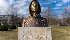 Das Bild zeigt eine Statue von Satoshi Nakamoto