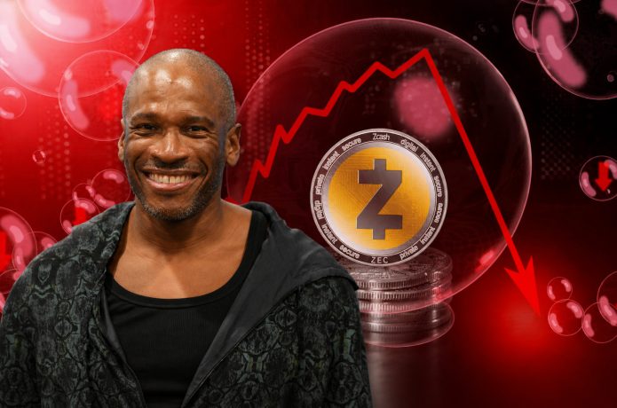 Ein Mann mit Gesichtsausdruck steht links im Bild vor einem roten, grafisch gestalteten Hintergrund. Rechts neben ihm ist eine große Zcash-Münze (ZEC) zu sehen, umgeben von transparenten Blasen. Eine rote Kurslinie steigt zunächst an und fällt anschließend stark nach unten, was einen deutlichen Preisrückgang symbolisiert. Die Bildgestaltung vermittelt das Thema Kryptowährungen, Marktvolatilität und einen möglichen Kursverfall von Zcash.