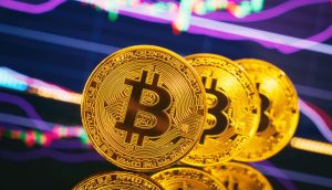 Bitcoin-Münzen vor einem lila Hintergrund