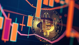 Bitcoin-Preisverfall vor einem roten abstrakten virtuellen Hintergrund. Börsenkonzept, digitales Geld und Aktiengeschäft.