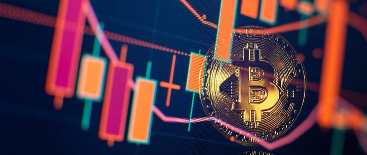 Bitcoin-Preisverfall vor einem roten abstrakten virtuellen Hintergrund. Börsenkonzept, digitales Geld und Aktiengeschäft.