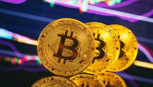 Bitcoin-Münzen vor einem lila Hintergrund