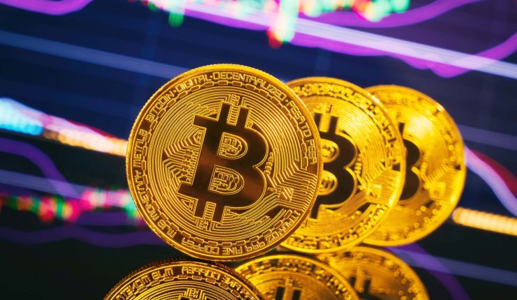 Was macht Bitcoin jetzt? Bitcoin-Münzen vor einem lila Hintergrund