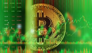 Ein großes goldenes Bitcoin-Symbol, überlagert über einem grünen und roten digitalen Börsendiagramm mit schwankenden Daten, Candlestick-Mustern und dynamischen Bitcoin-Markttrends.