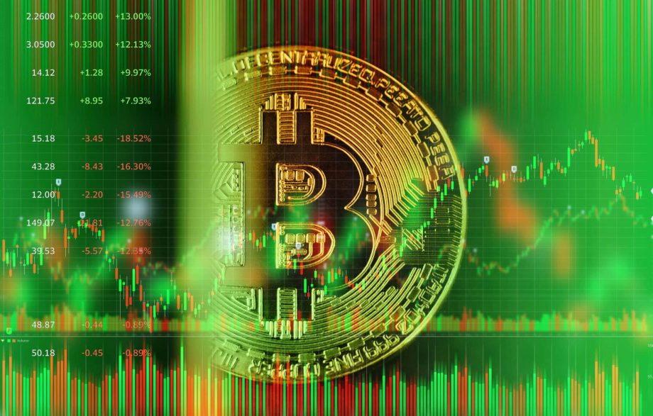 Ein großes goldenes Bitcoin-Symbol, überlagert über einem grünen und roten digitalen Börsendiagramm mit schwankenden Daten, Candlestick-Mustern und dynamischen Bitcoin-Markttrends.