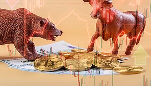 Ein Bulle und ein Bär stehen auf mehreren Bitcoin-Münzen