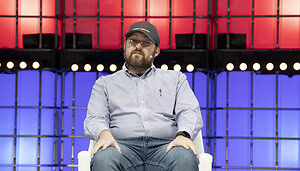 Cardano-Gründer Charles Hoskinson auf einer Bühne.