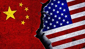Die Flagge Chinas und der USA sind gegenübergestellt.