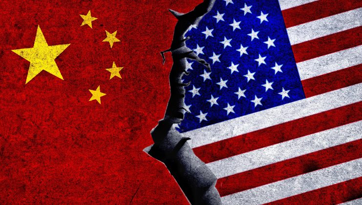Die Flagge Chinas und der USA sind gegenübergestellt.