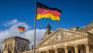 Deutsche Fahne vor dem Deutschen Bundestag