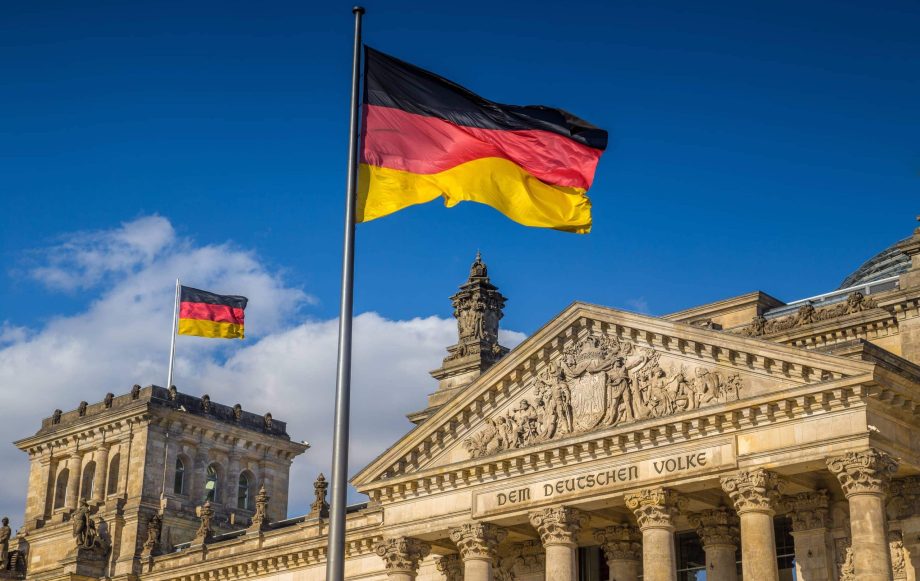 Deutsche Fahne vor dem Deutschen Bundestag