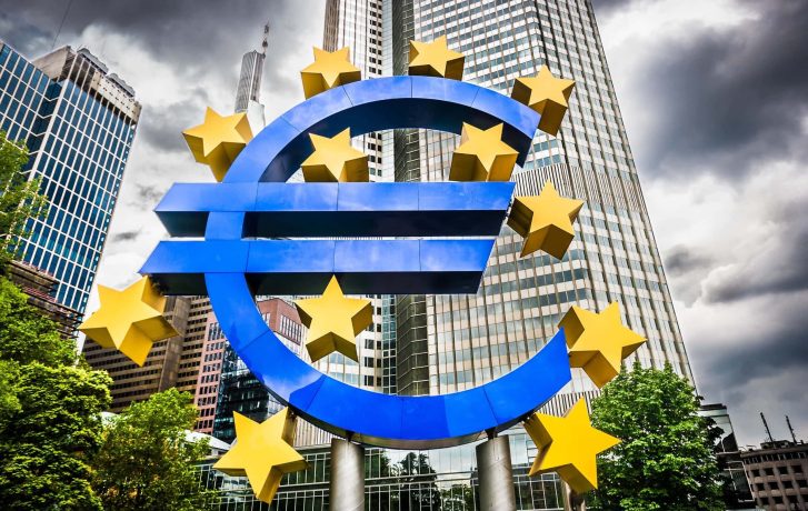 Euro-Skulptur vor dem Hauptsitz der Europäischen Zentralbank (EZB) in Frankfurt am Main
