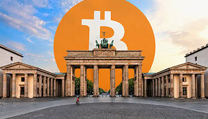 Das Brandenburger Tor in Berlin bei Sonnenaufgang mit leerem Pariser Platz. Hinter dem historischen Wahrzeichen erhebt sich ein überdimensionales orangefarbenes Bitcoin-Logo, das den Himmel dominiert und das Tor optisch in seinen Schatten stellt. Die Kombination aus klassischer Architektur und Kryptowährung symbolisiert die wachsende Bedeutung von Bitcoin in Berlin und Deutschland.
