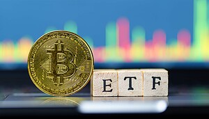 Das Bild zeigt eine Bitcoin-Münze und den Schriftzug "ETF".