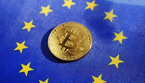 Das Bild zeigt die EU-Flagge und die Krypto-Münze Bitcoin.