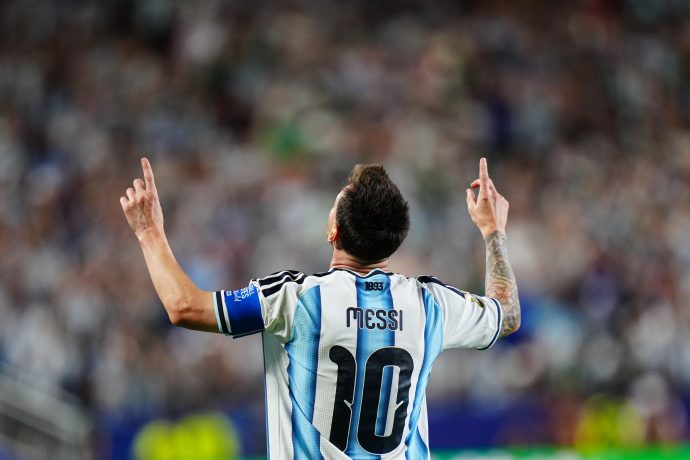Das Bild zeigt Lionel Messi bei der Fußball-WM 2026 in den USA.