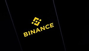Das Bild zeigt ein Handy mit dem Binance-Schriftzug.