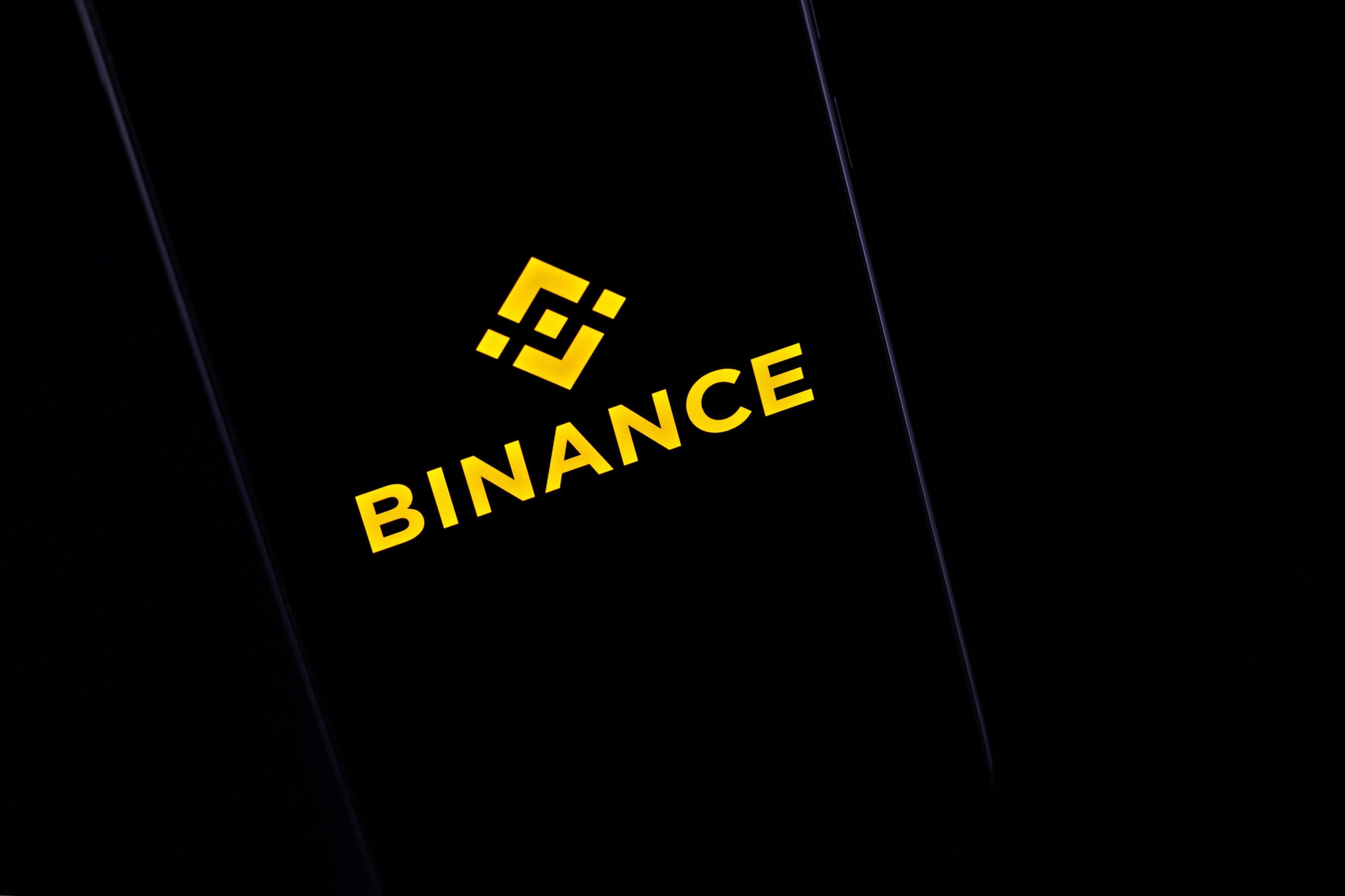 Das Bild zeigt ein Handy mit dem Binance-Schriftzug.