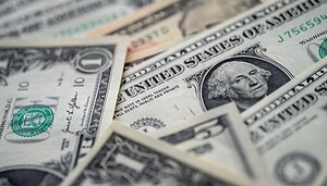 US-Dollar-Banknoten liegen übereinander und symbolisieren die Entwicklung von Inflation, Zinsen und Geldpolitik in den USA.