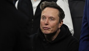 SpaceX-CEO Elon Musk sitzt im schwarzen Pullover des Unternehmens.