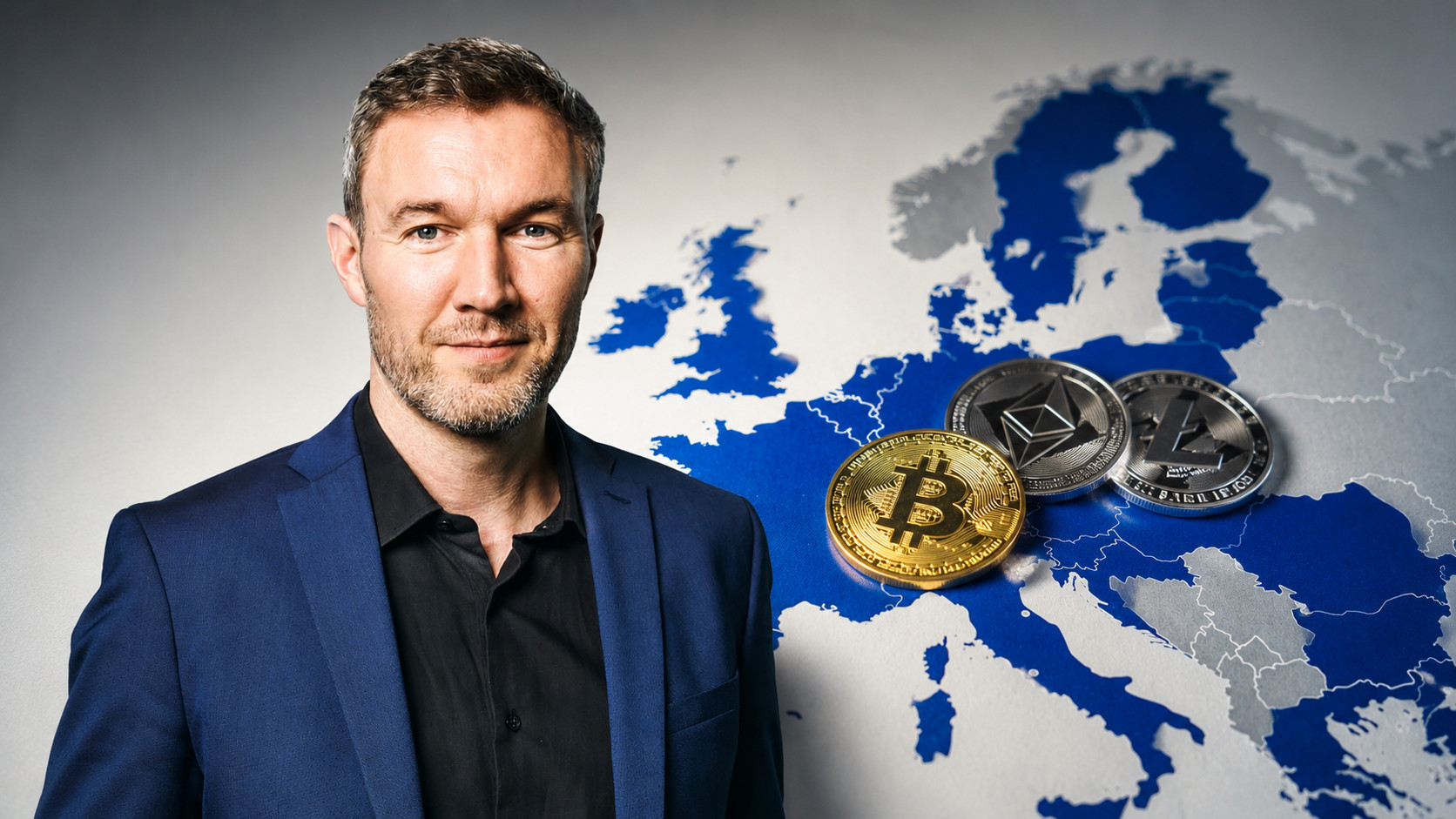 OKX Europa-Chef Erald Ghoos vor einer Europa-Karte mit Kryptowährungen