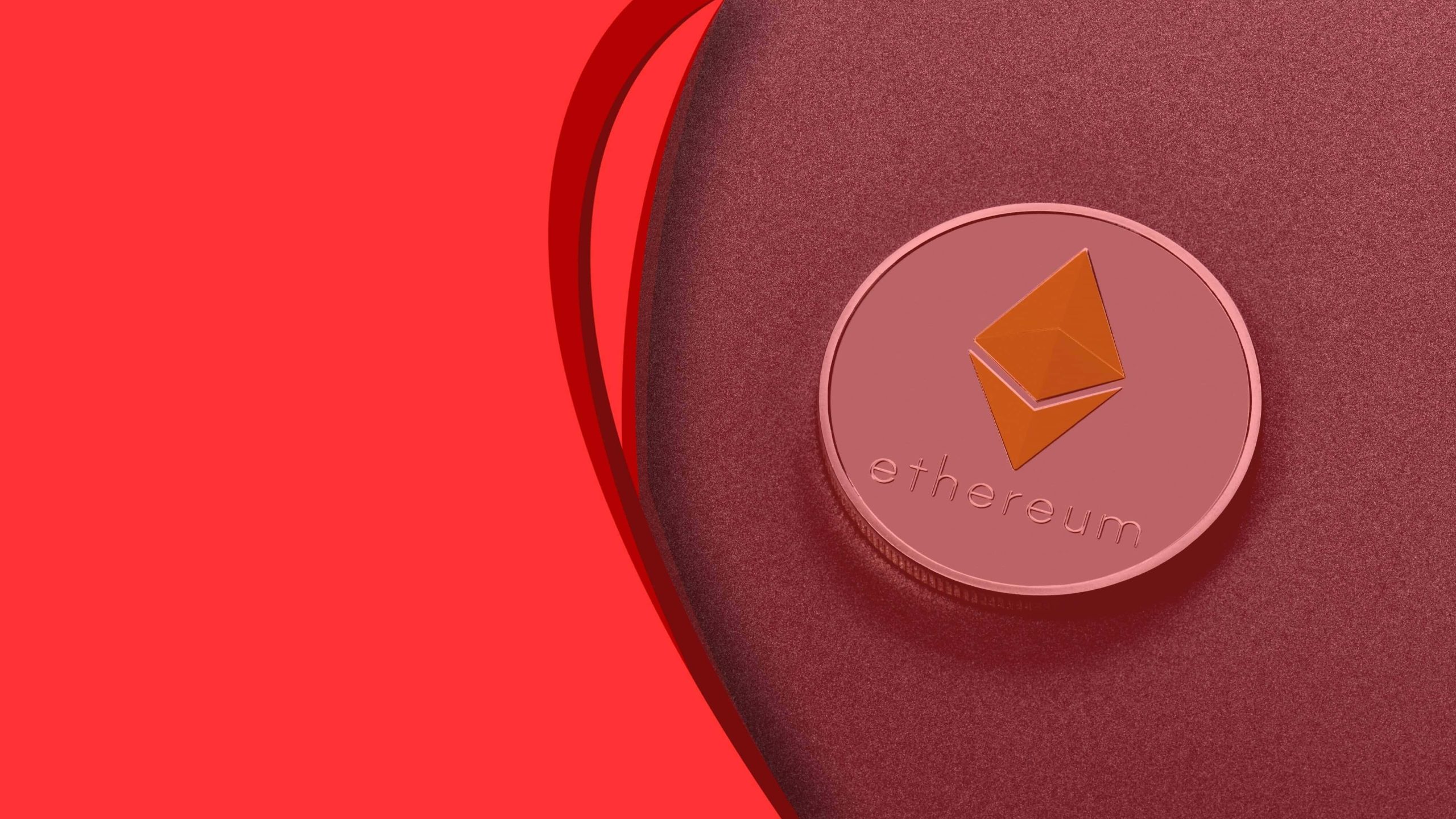 Das Bild zeigt eine Ethereum-Münze auf rotem Hintergrund.