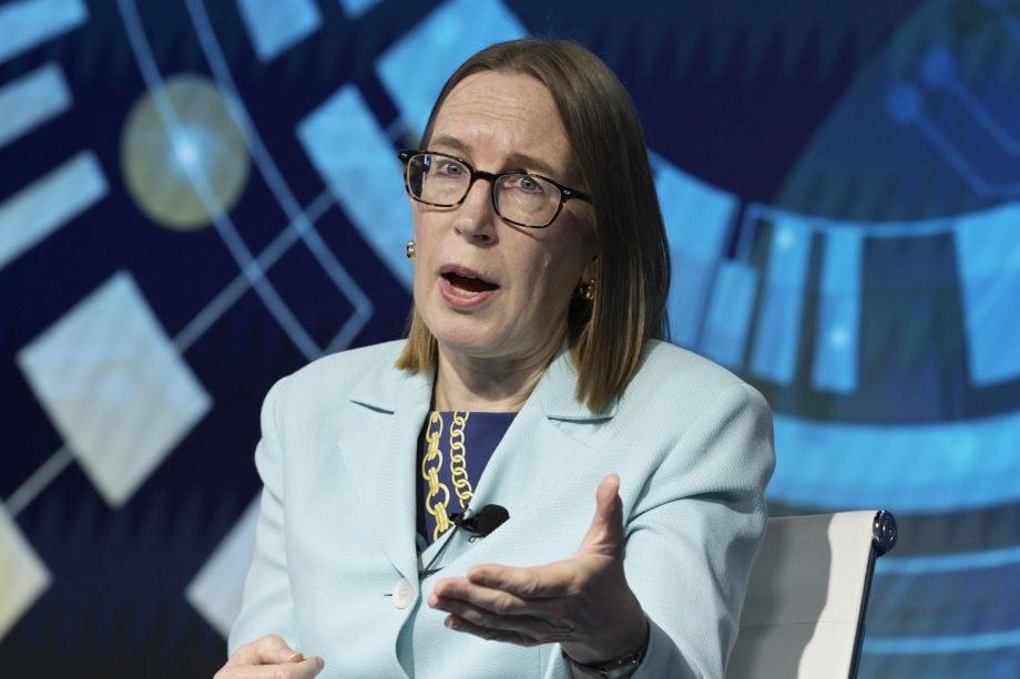Das Bild zeigt Hester Peirce, wie sie vielleicht über Blockchain spricht.