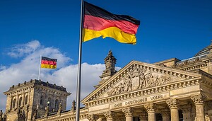 Deutsche Fahne vor dem Deutschen Bundestag