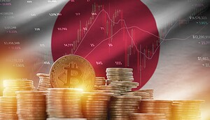 Das Bild zeigt die japanische Flagge und im Vordergrund ist eine Bitcoin-Münze und Stablecoins.