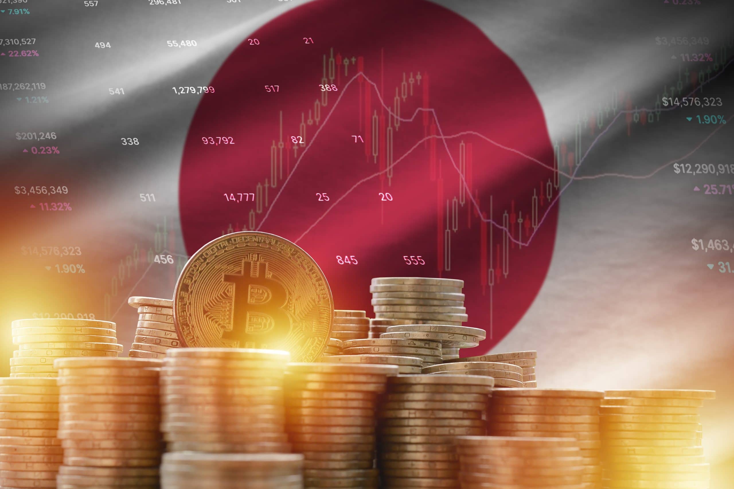 Das Bild zeigt die japanische Flagge und im Vordergrund ist eine Bitcoin-Münze und Stablecoins.