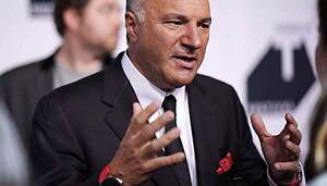 Das Bild zeigt Kevin O'Leary im Anzug, wie er über eine Krypto-Vision nachdenkt.