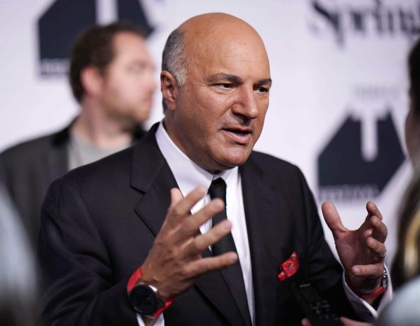 Das Bild zeigt Kevin O'Leary im Anzug, wie er über eine Krypto-Vision nachdenkt.