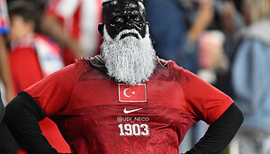 Das Bild zeigt einen besonderen Fan der Türkei.