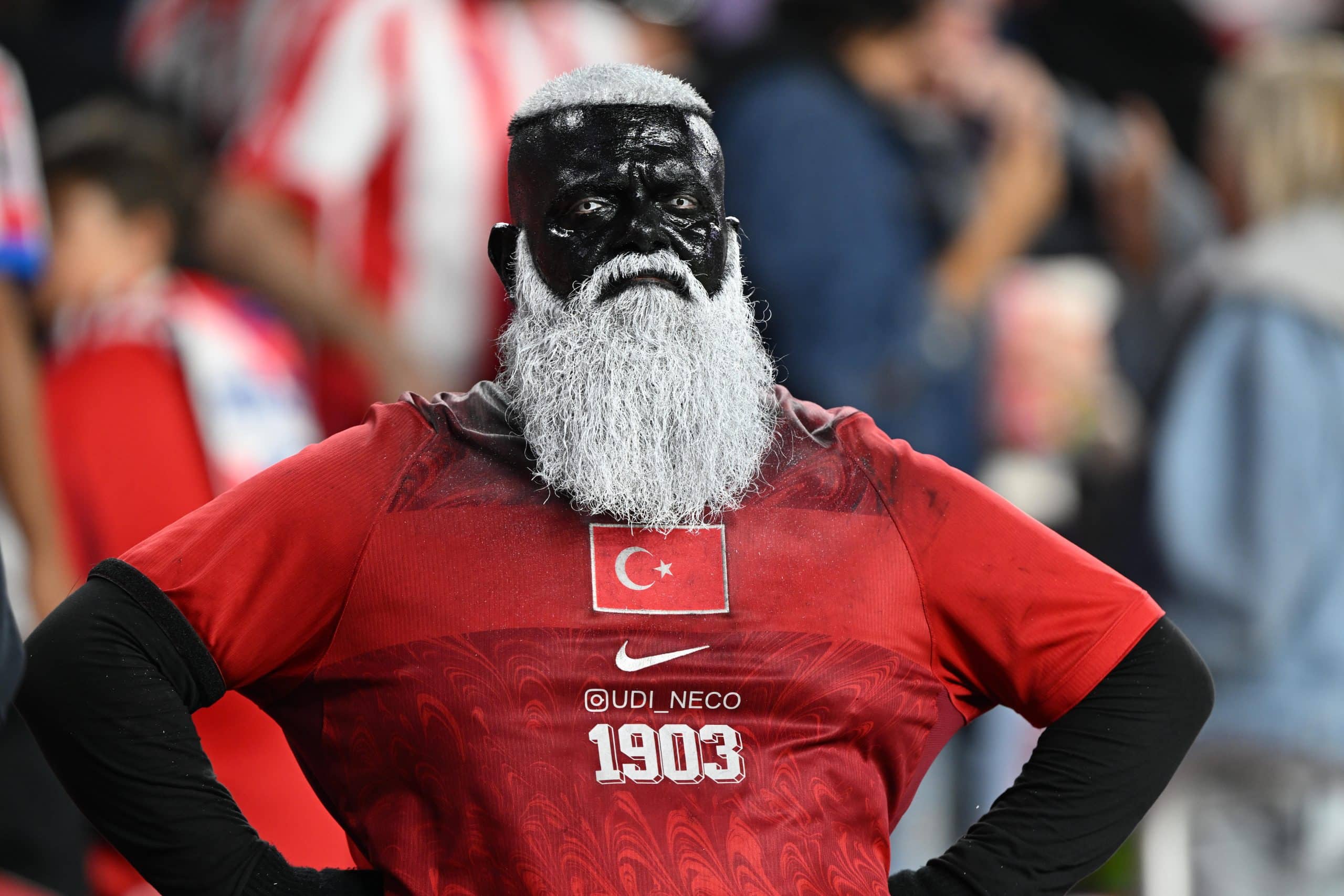 Das Bild zeigt einen besonderen Fan der Türkei.