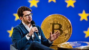 Robert Kopitsch spricht auf einer Konferenz über Bitcoin und die europäische Kryptoregulierung vor einem Hintergrund mit EU-Sternen und Bitcoin-Symbol.
