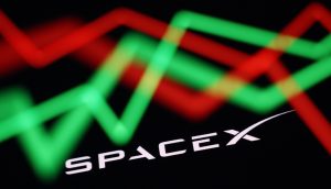 Das Logo von SpaceX vor einem roten und grünen Kursverlauf.