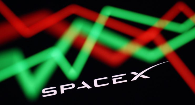 Das Logo von SpaceX vor einem roten und grünen Kursverlauf.