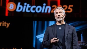 Strategy-Gründer Michael Saylor auf einer Bühne.