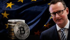 Stefan Berger, CDU-Europaabgeordneter und Sprecher der CDU NRW im Europäischen Parlament, vor einer EU-Flagge. Im Vordergrund sind gestapelte Bitcoin-Münzen zu sehen. Die Bildmontage symbolisiert die europäische Krypto-Regulierung MiCA (Markets in Crypto-Assets) und die politische Debatte um den Rechtsrahmen für digitale Vermögenswerte in der Europäischen Union.