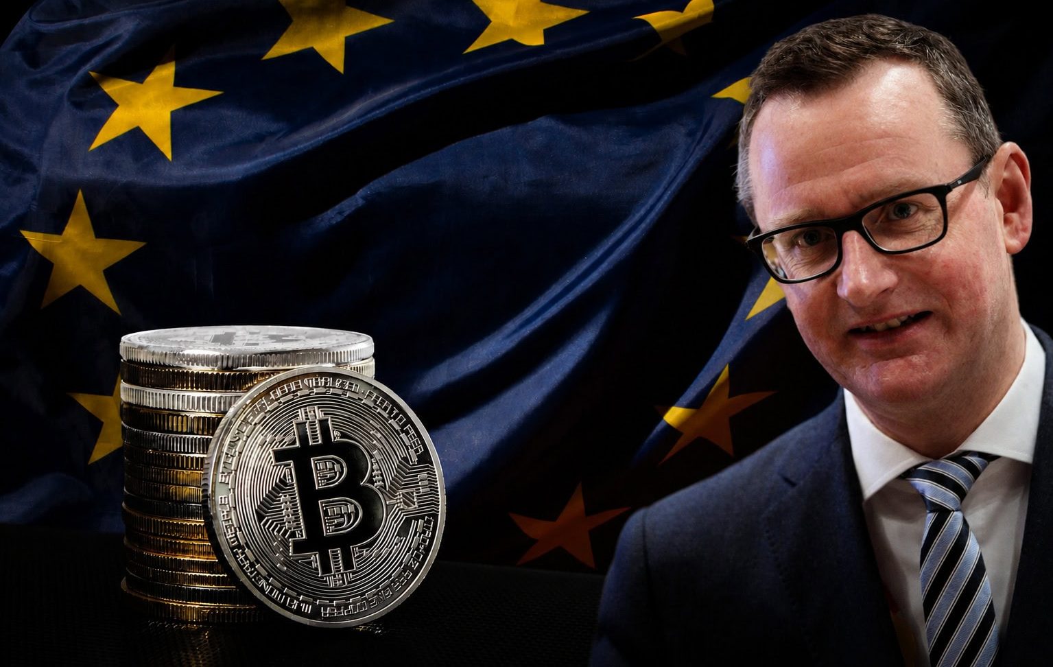 Stefan Berger, CDU-Europaabgeordneter und Sprecher der CDU NRW im Europäischen Parlament, vor einer EU-Flagge. Im Vordergrund sind gestapelte Bitcoin-Münzen zu sehen. Die Bildmontage symbolisiert die europäische Krypto-Regulierung MiCA (Markets in Crypto-Assets) und die politische Debatte um den Rechtsrahmen für digitale Vermögenswerte in der Europäischen Union.