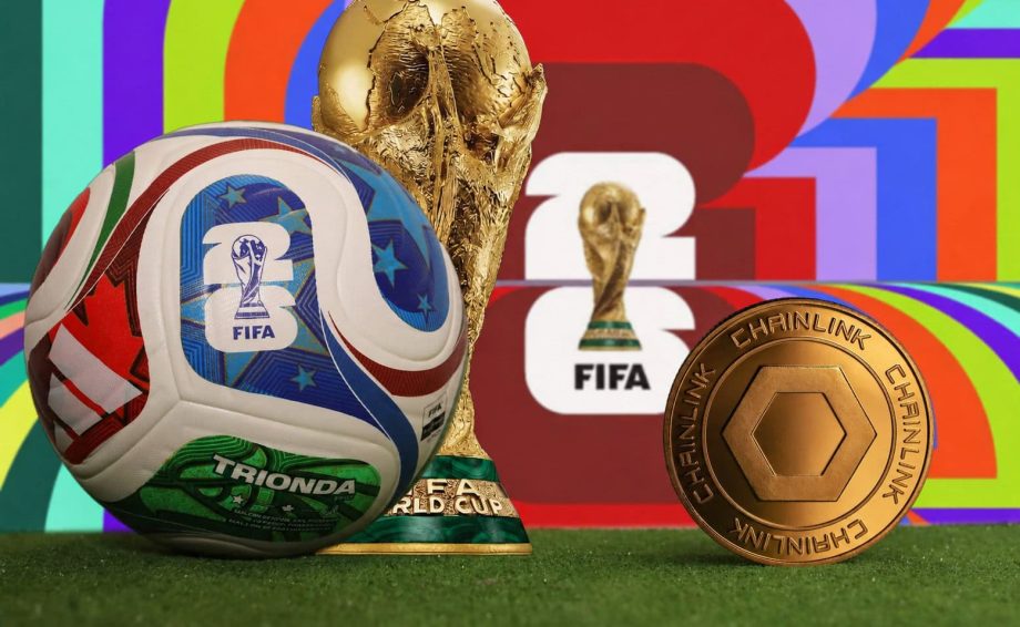Ein offizieller FIFA-Weltmeisterschaftspokal und ein Fußball stehen auf grünem Rasen vor einem farbenfrohen FIFA-Hintergrund. Rechts daneben ist eine goldene Chainlink-Münze (LINK) platziert. Die Komposition verbindet die Fußball-Weltmeisterschaft mit der Blockchain- und Kryptowelt und symbolisiert die mögliche Rolle von Chainlink im Sport- und Technologiebereich.