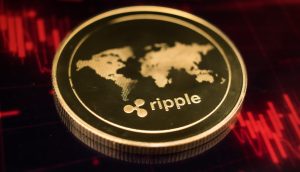 eine XRP-Münze vor rotem Hintergrund