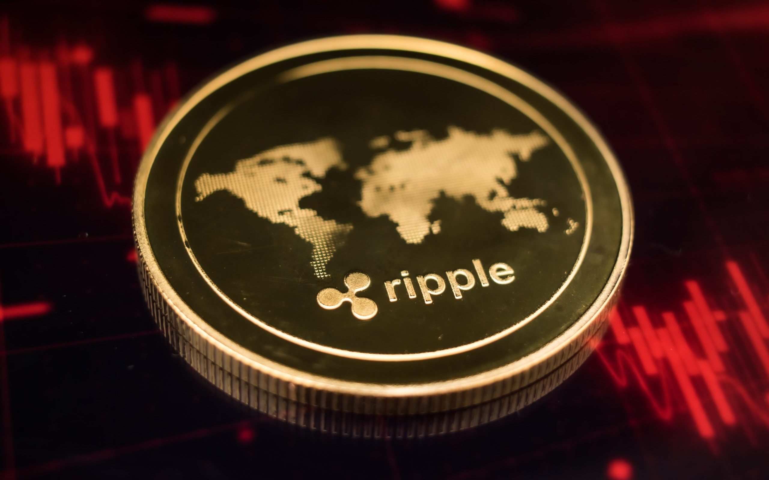 eine XRP-Münze vor rotem Hintergrund