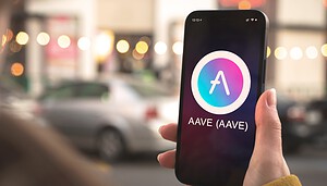 Das Bild zeigt das Aave Logo auf einem Smartphone