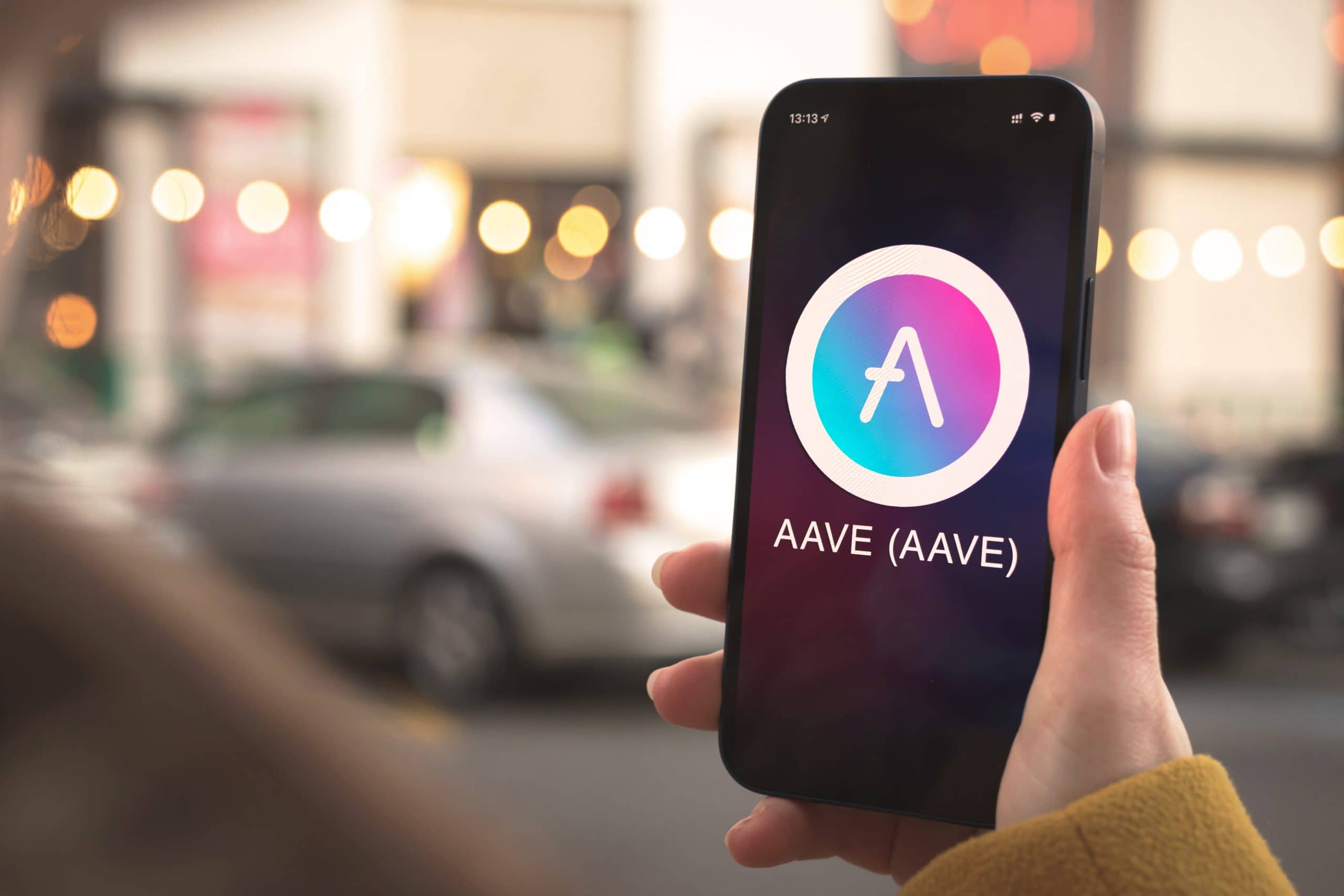 Das Bild zeigt das Aave Logo auf einem Smartphone