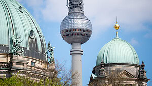 Der Fernsehturm hinter dem Berliner Dom.