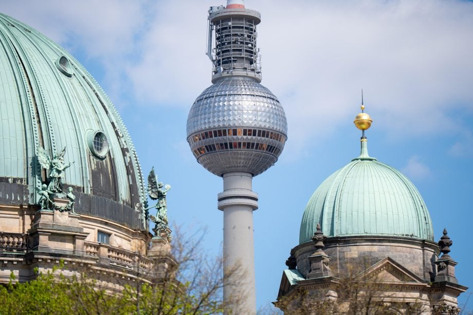 Der Fernsehturm hinter dem Berliner Dom.