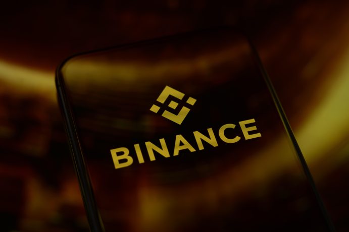 Das Logo von Binance auf einem Smartphone.